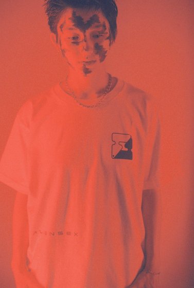 A.S.F. Look &mdash; model wearing Ying Yang Block tee, White &mdash; LOOKS &ldquo;OUT OF CLUB&rdquo; 07/25