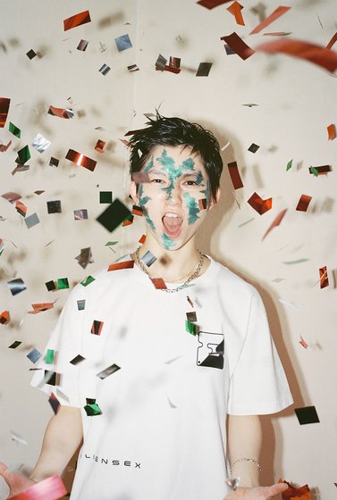 A.S.F. Look &mdash; model wearing Ying Yang Block tee, White &mdash; LOOKS &ldquo;OUT OF CLUB&rdquo; 05/25